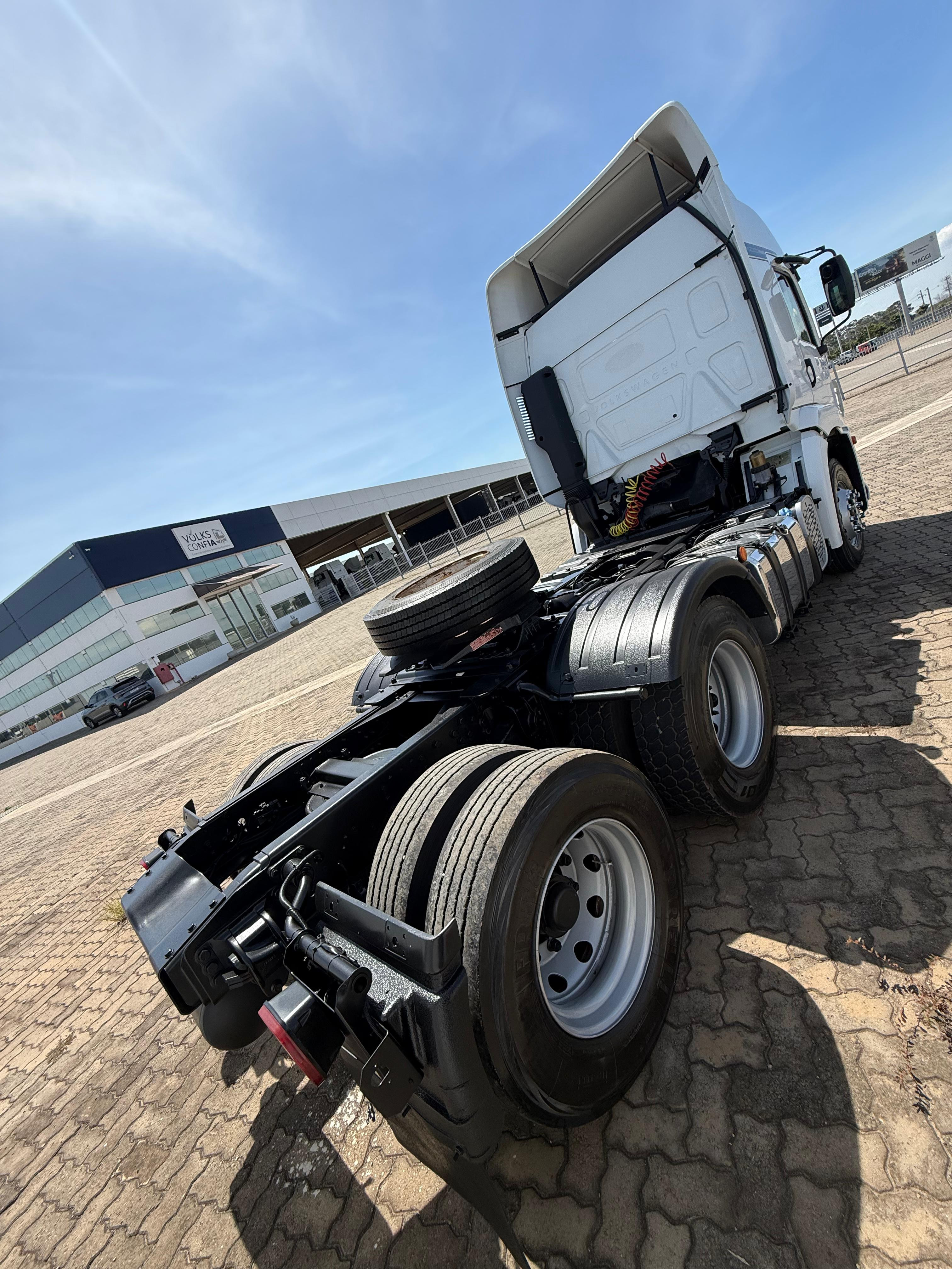 VOLKSWAGEN 25-360 Constel. 6x2 Tractor 2p (die)(E5) - foto 2