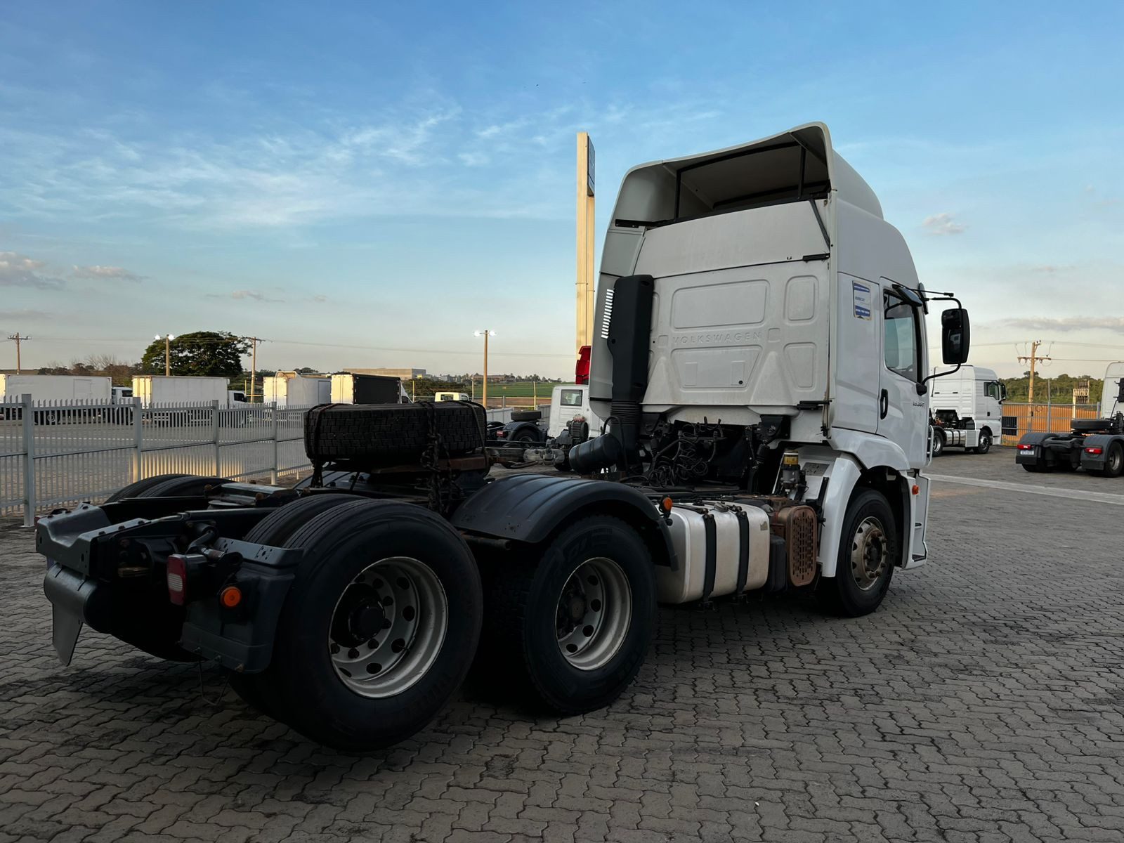 VOLKSWAGEN 25-360 Constel. 6x2 Tractor 2p (die)(E5) - foto 6