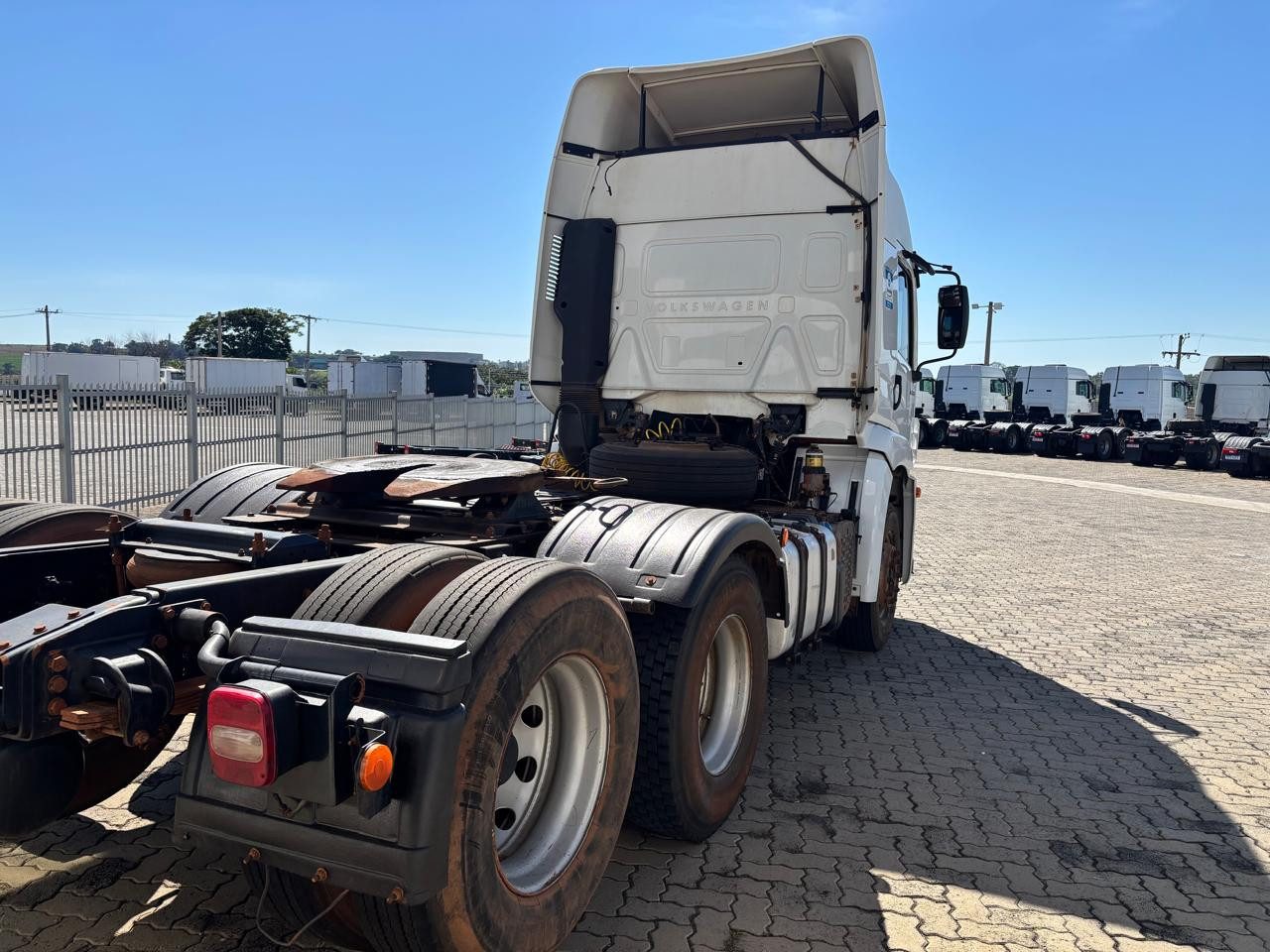 VOLKSWAGEN 25-360 Constel. 6x2 Tractor 2p (die)(E5) - foto 6