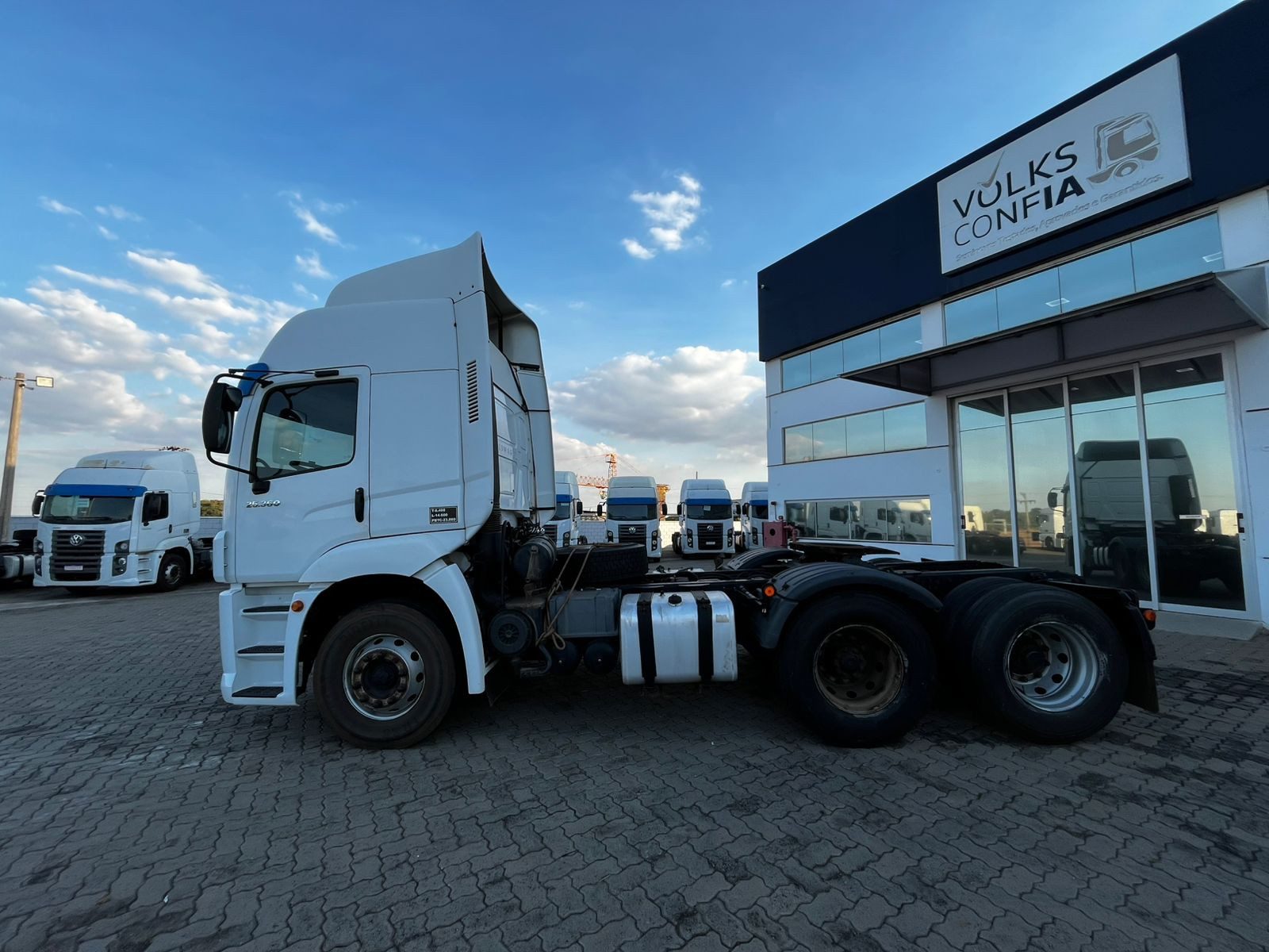 VOLKSWAGEN 25-360 Constel. 6x2 Tractor 2p (die)(E5) - foto 3